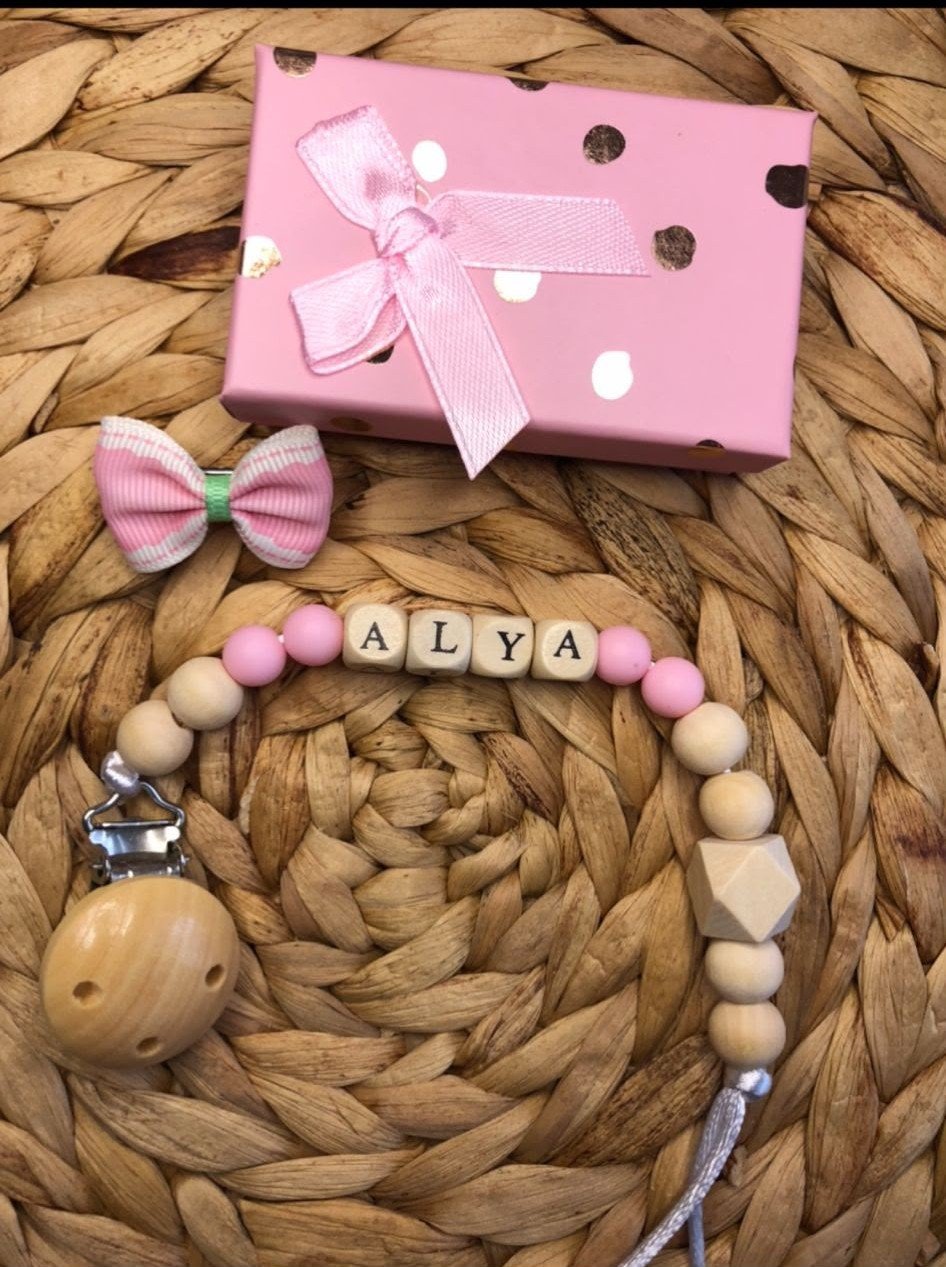 Attache tétine bois & silicone personnalisée, naturel et rose
